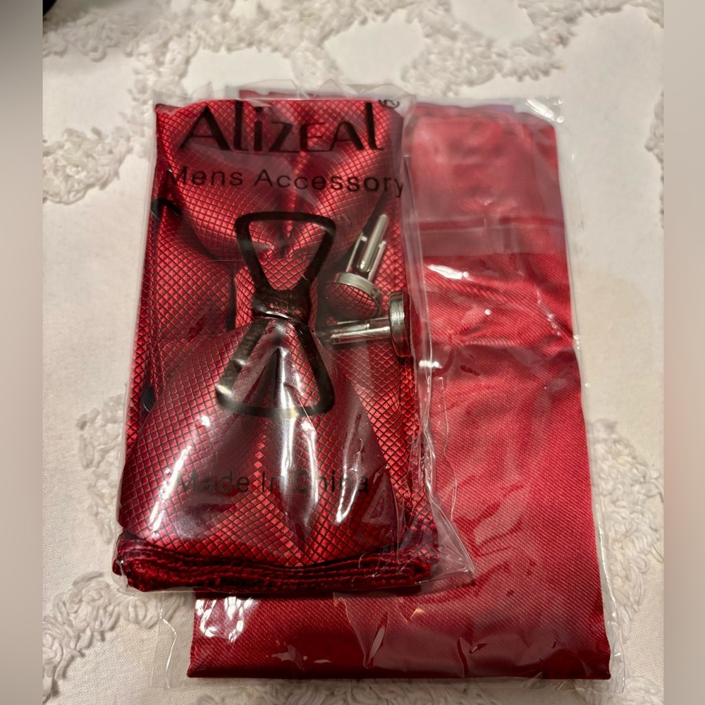 Adjustable bow tie set